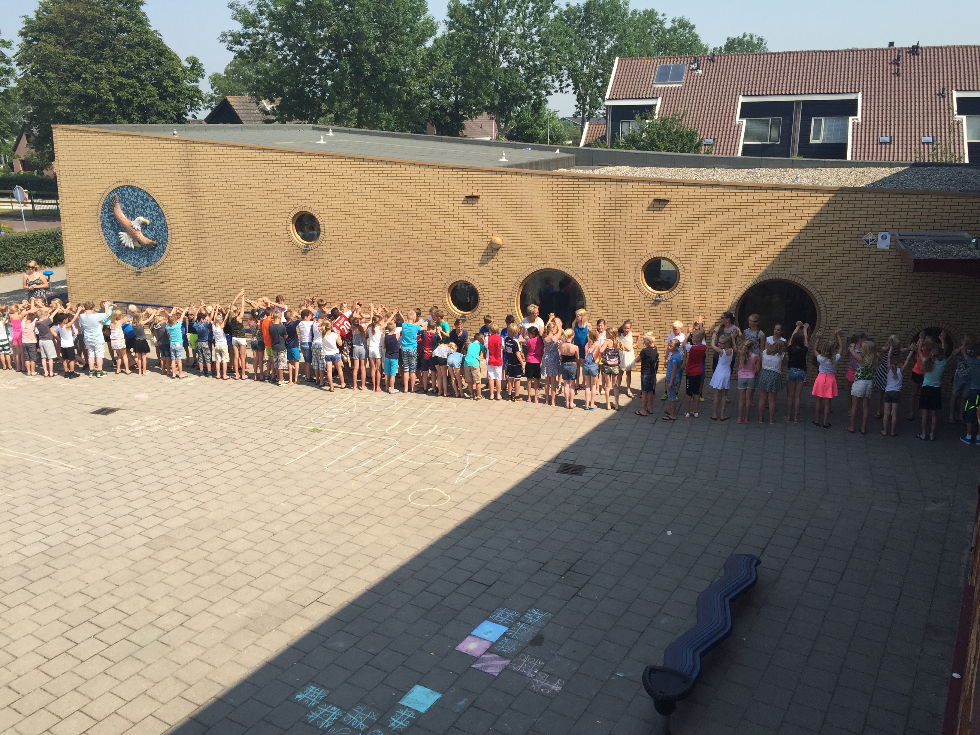 "En we zwaaien met z'n allen naar groep 8....."