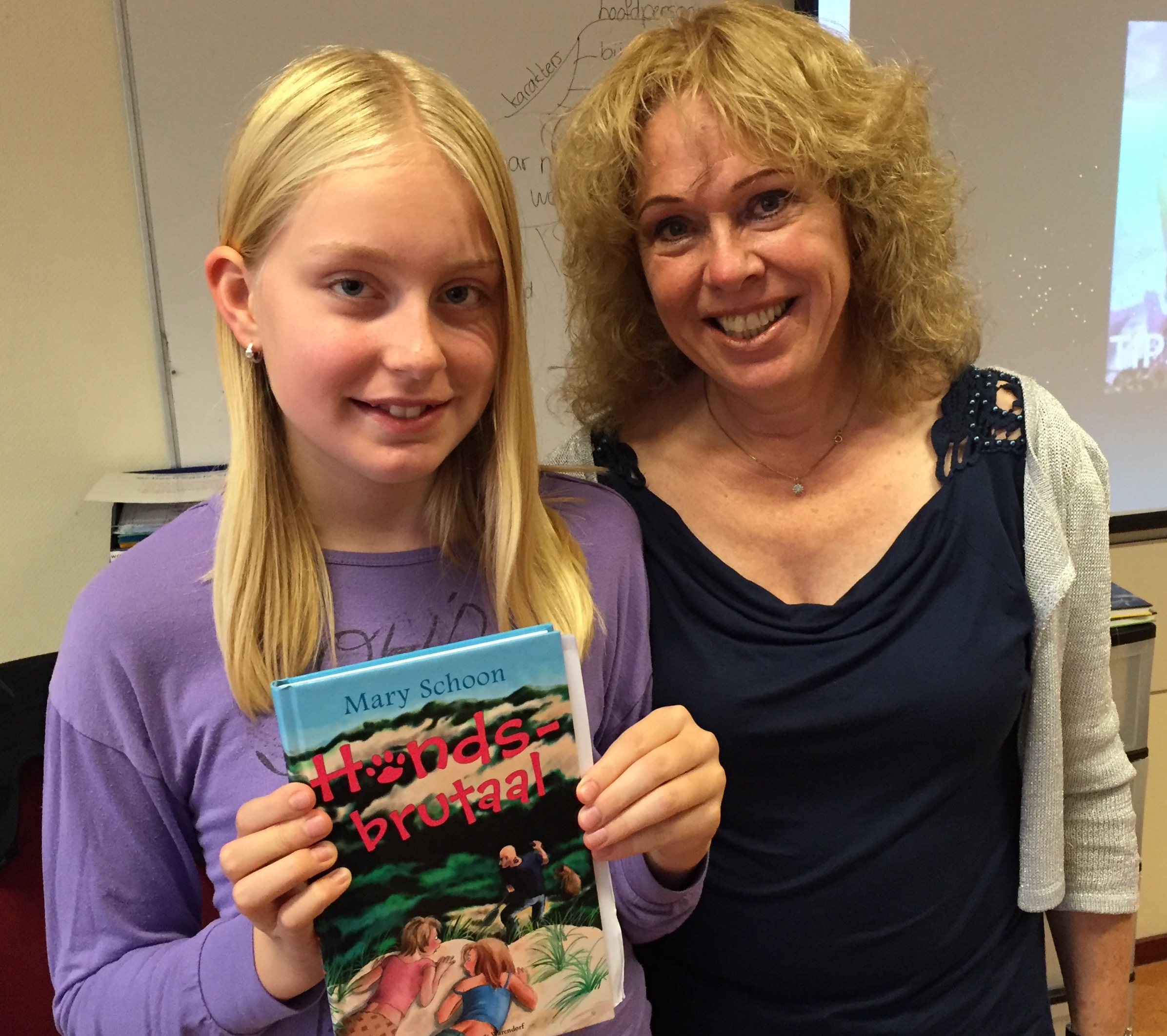 Schrijfster Mary Schoon in groep 8 bij boekbespreking van Demi