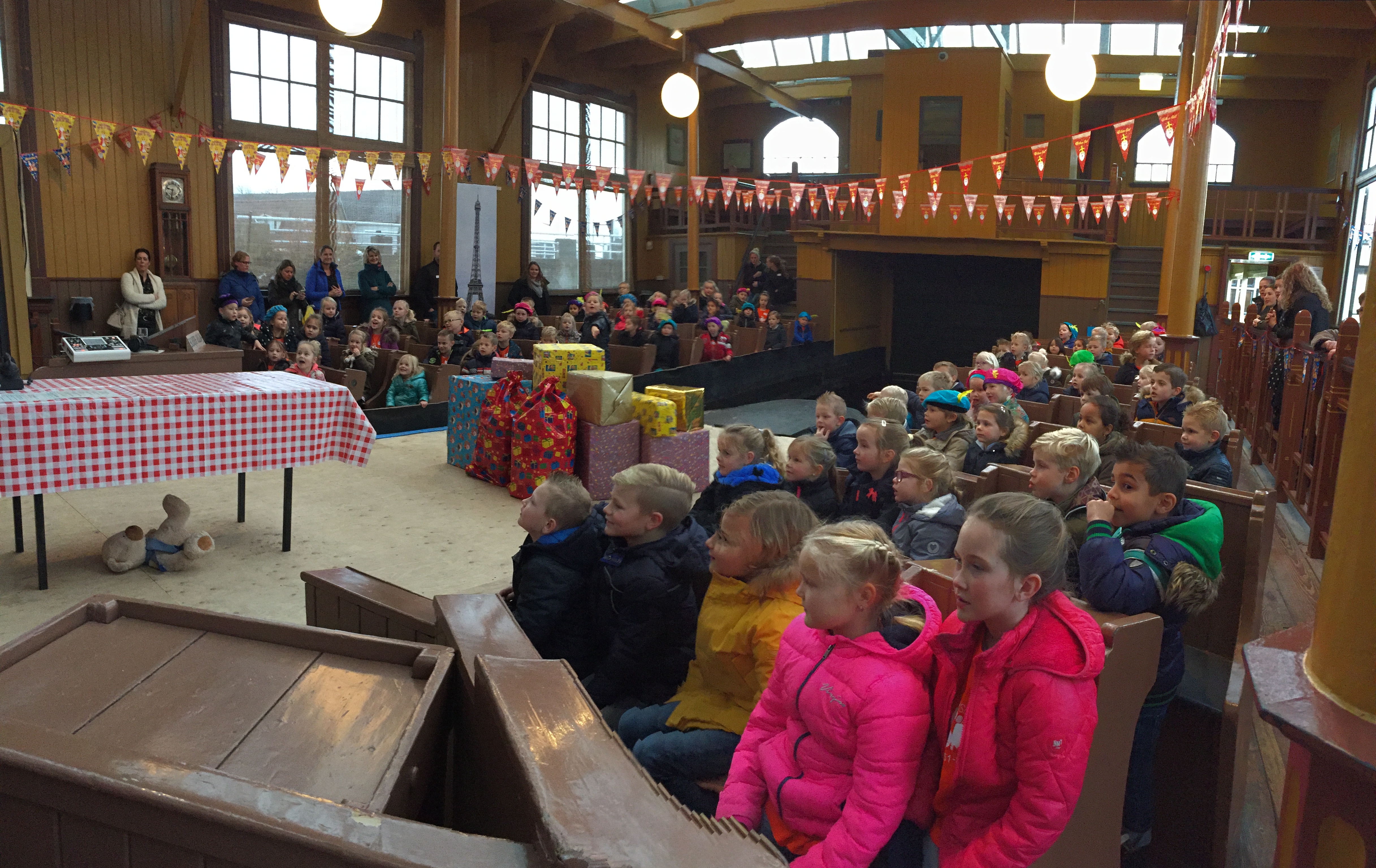 Bezoek  Pietenpakhuis met de groepen 1-2-3+4