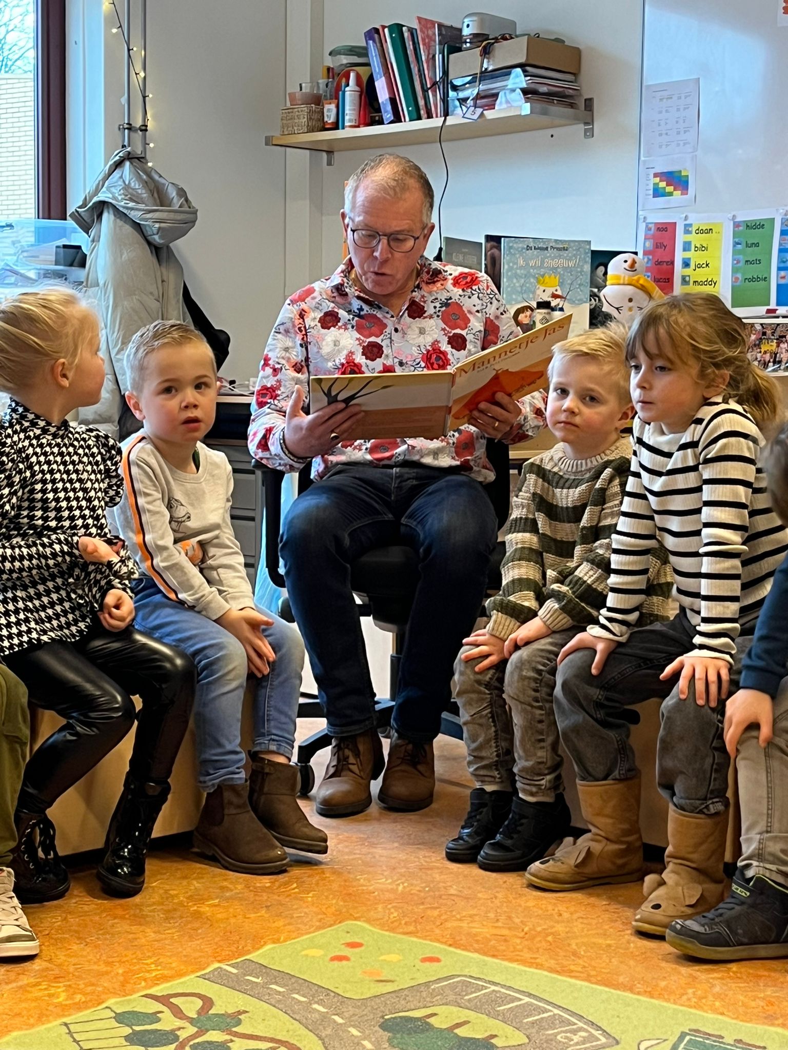 Opa's en oma's lezen voor in de klas